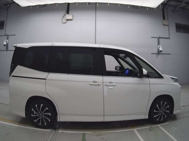 TOYOTA VOXY 2025