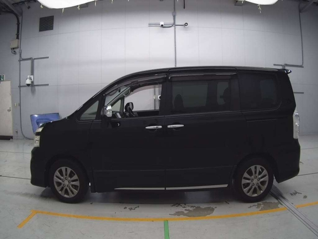 TOYOTA VOXY 2012