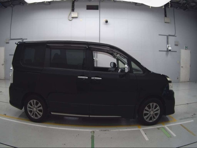 TOYOTA VOXY 2012