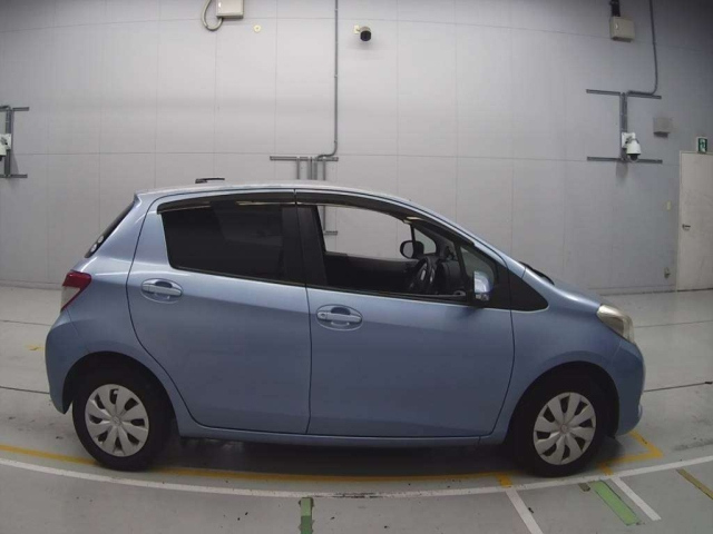 TOYOTA VITZ 2011