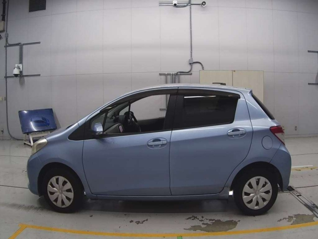 TOYOTA VITZ 2011