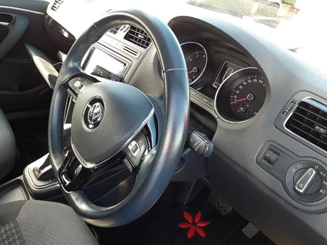 VOLKSWAGEN POLO 2015
