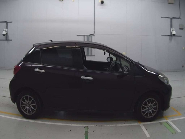 TOYOTA VITZ 2015