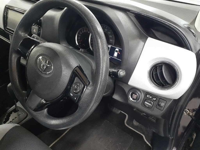 TOYOTA VITZ 2015