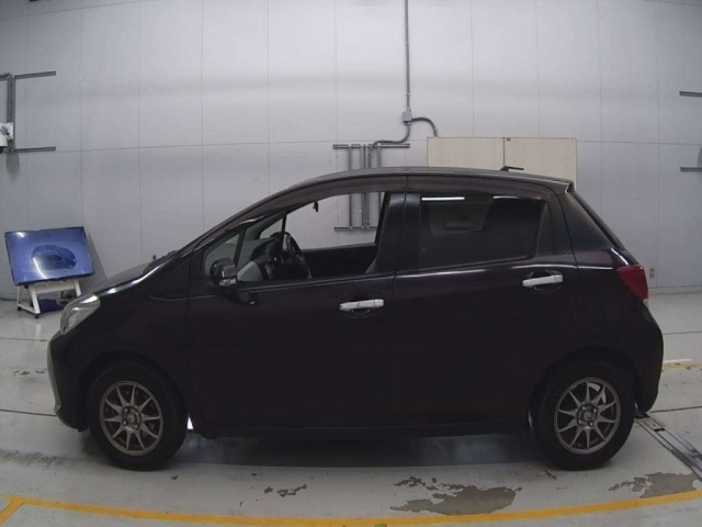 TOYOTA VITZ 2015