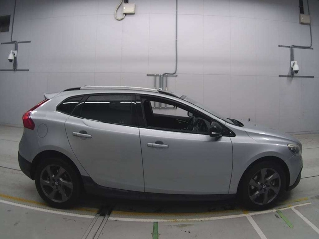 VOLVO V40 2015