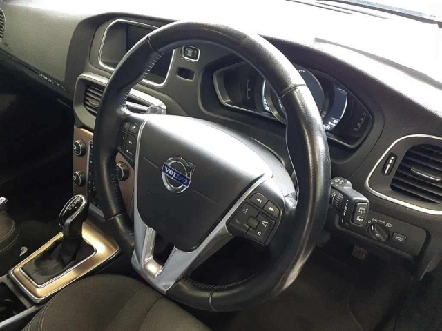 VOLVO V40 2015