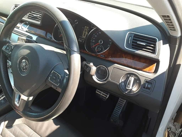VOLKSWAGEN PASSAT VARIANT 2012