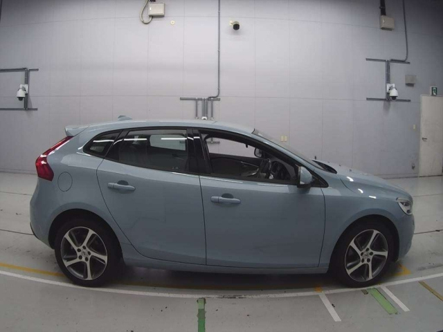 VOLVO V40 2017