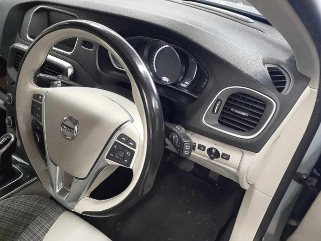 VOLVO V40 2017
