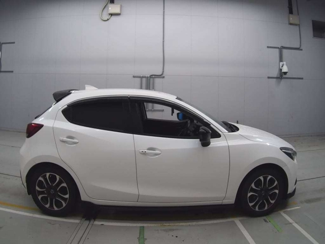 MAZDA DEMIO 2016