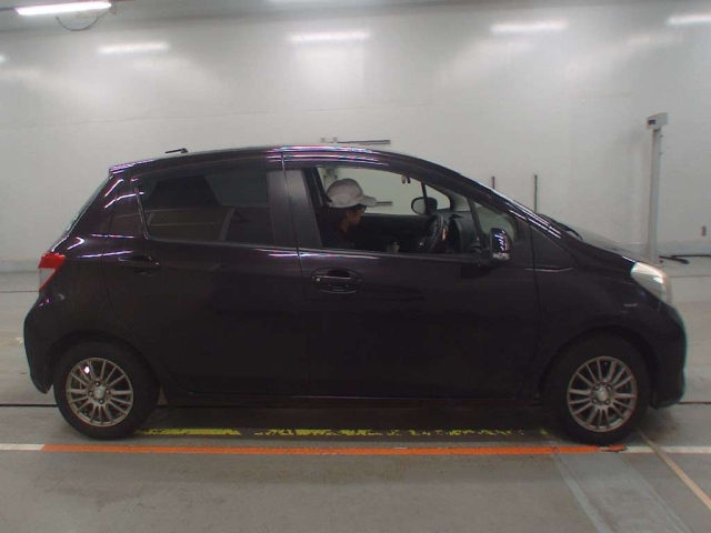 TOYOTA VITZ 2013