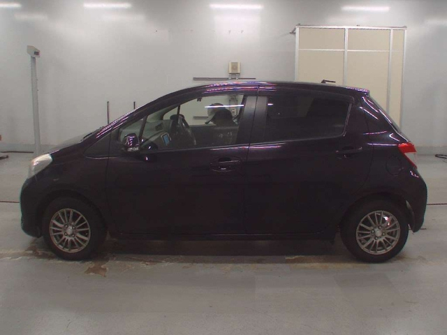TOYOTA VITZ 2013