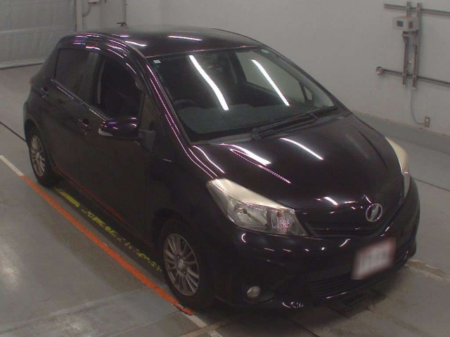 TOYOTA VITZ 2013