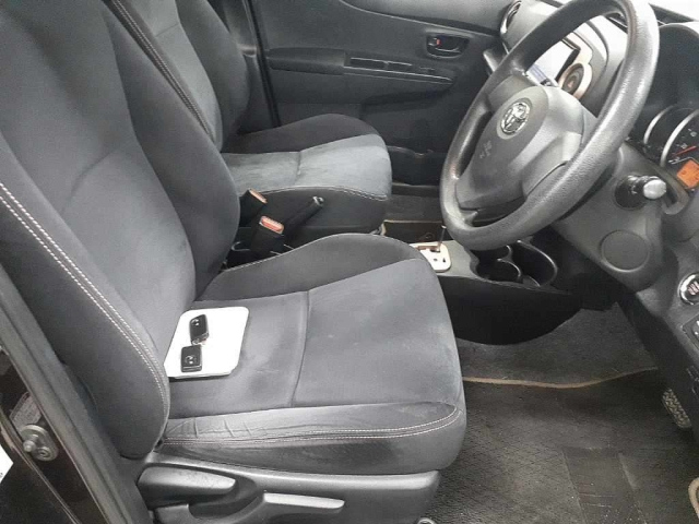 TOYOTA VITZ 2013