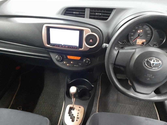 TOYOTA VITZ 2013