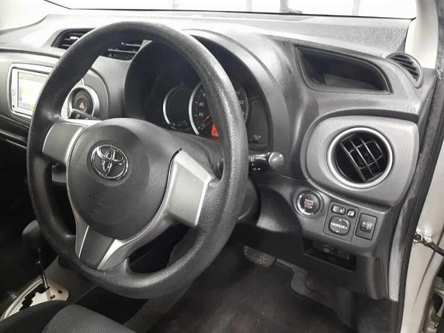 TOYOTA VITZ 2012