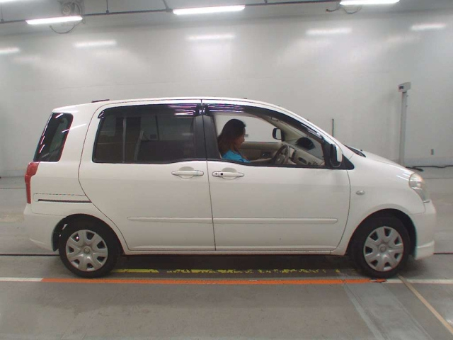 TOYOTA RAUM 2010