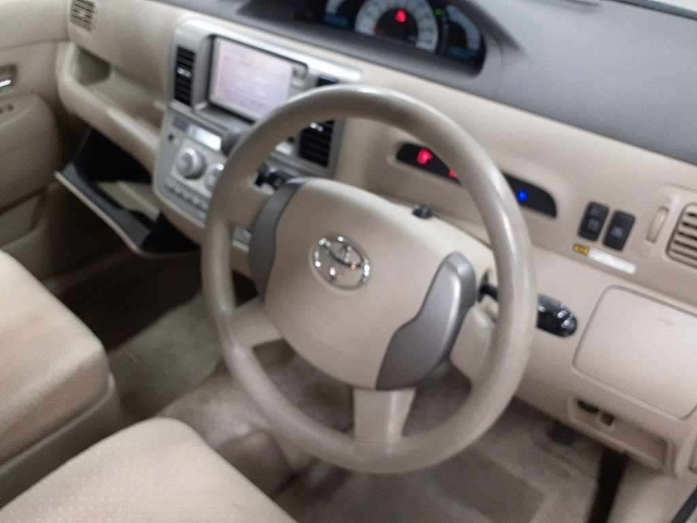 TOYOTA RAUM 2010