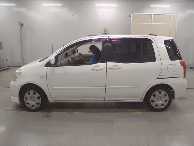 TOYOTA RAUM 2010