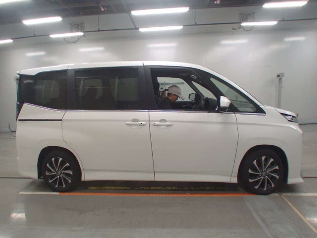 TOYOTA VOXY 2025