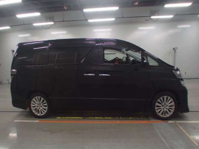 TOYOTA VELLFIRE 2013