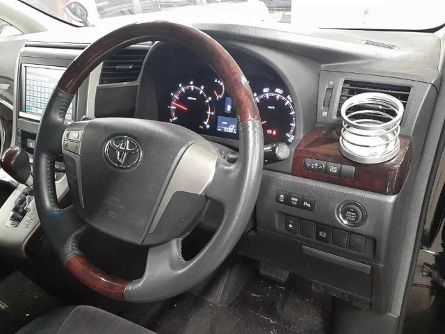 TOYOTA VELLFIRE 2013