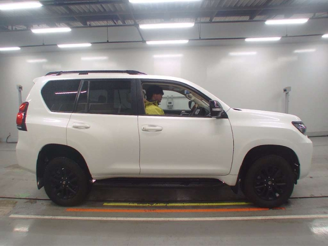TOYOTA LAND CRUISER PRADO 2022
