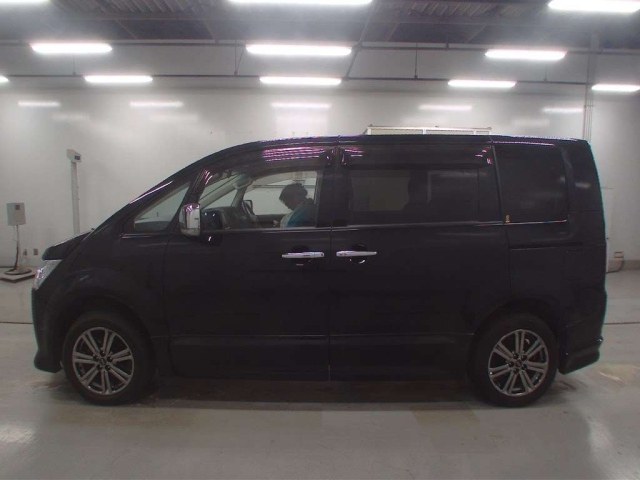 MITSUBISHI DELICA D5 2011