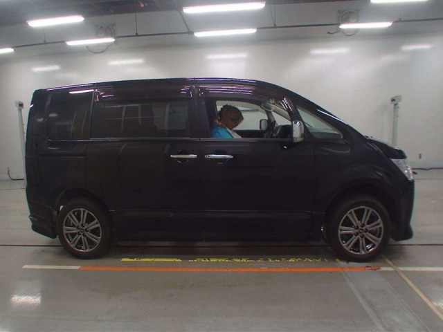 MITSUBISHI DELICA D5 2011