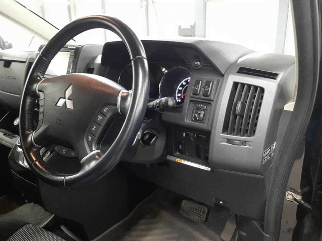 MITSUBISHI DELICA D5 2011