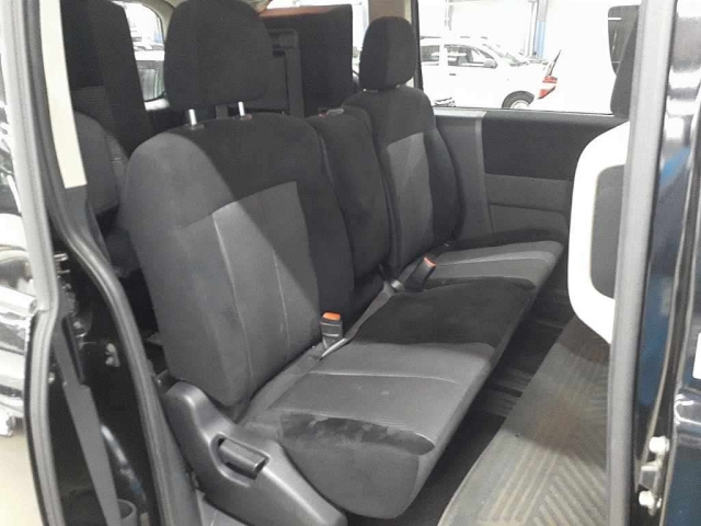 MITSUBISHI DELICA D5 2011