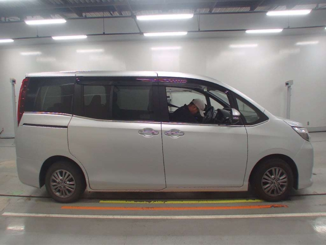 TOYOTA ESQUIRE 2016