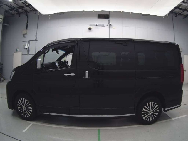 TOYOTA GRANACE 2022