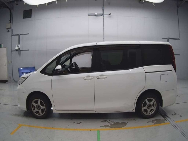 TOYOTA NOAH 2015