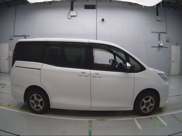 TOYOTA NOAH 2015