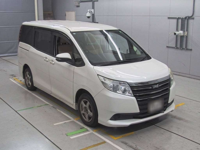 TOYOTA NOAH 2015