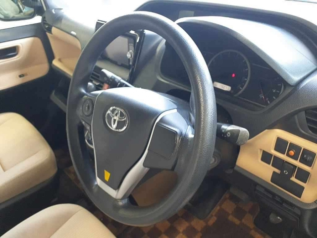 TOYOTA NOAH 2015