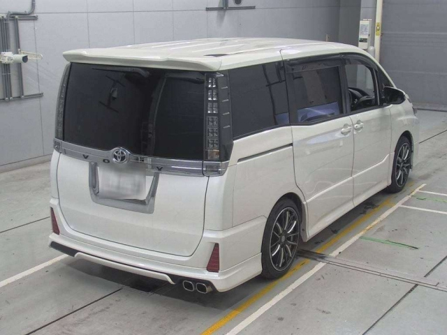 TOYOTA VOXY 2014