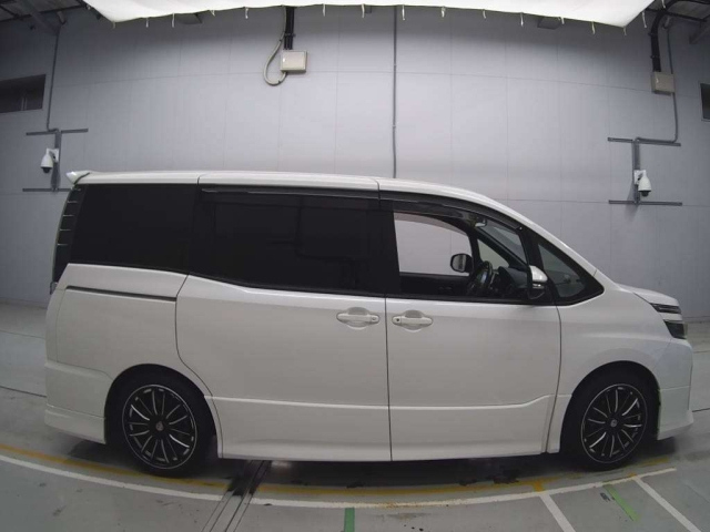 TOYOTA VOXY 2014