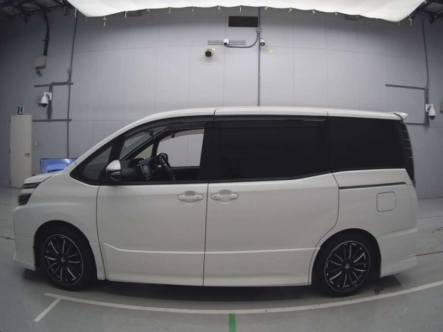 TOYOTA VOXY 2014