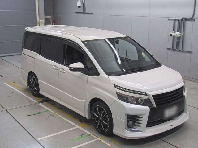 TOYOTA VOXY 2014