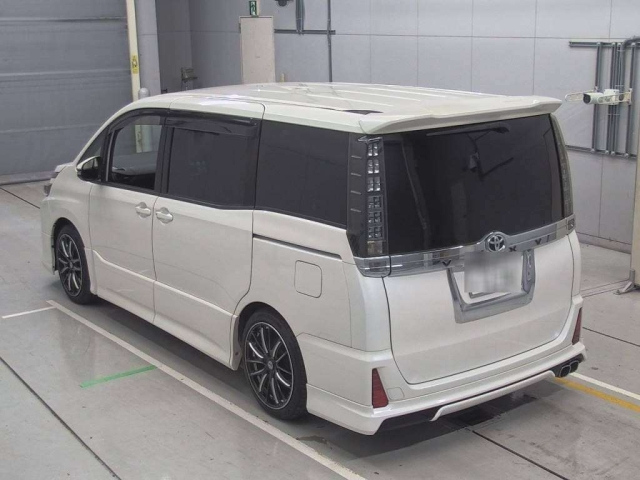 TOYOTA VOXY 2014