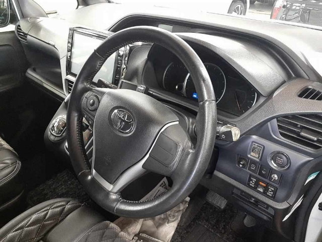 TOYOTA VOXY 2014