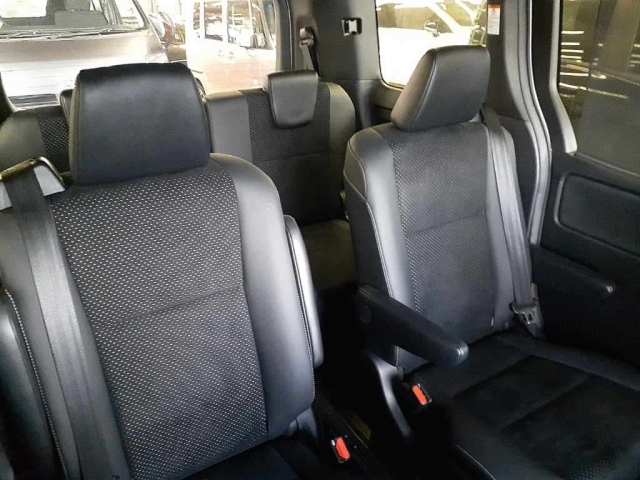 TOYOTA VOXY 2021