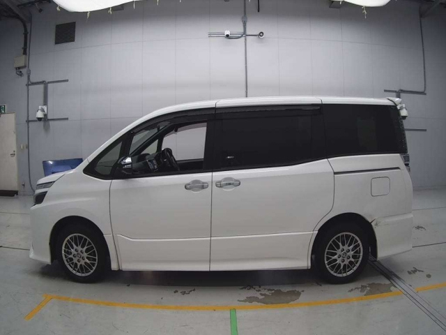 TOYOTA VOXY 2021