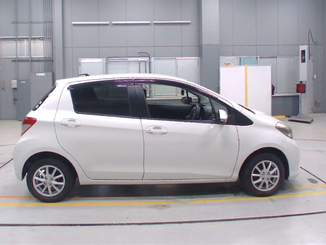 TOYOTA VITZ 2012