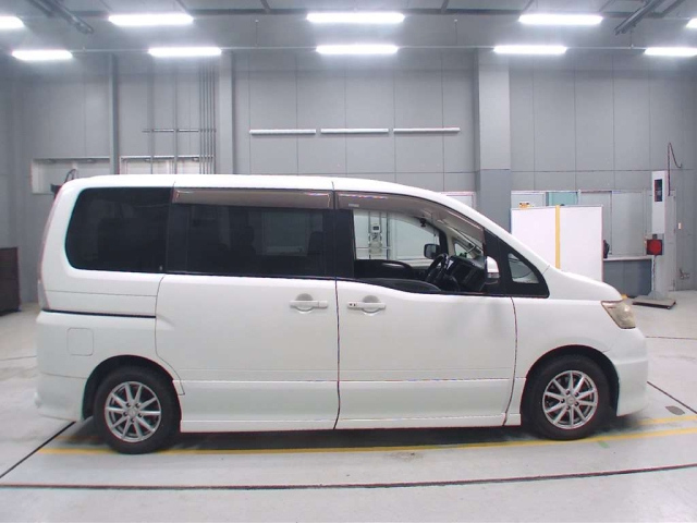 NISSAN SERENA 2010