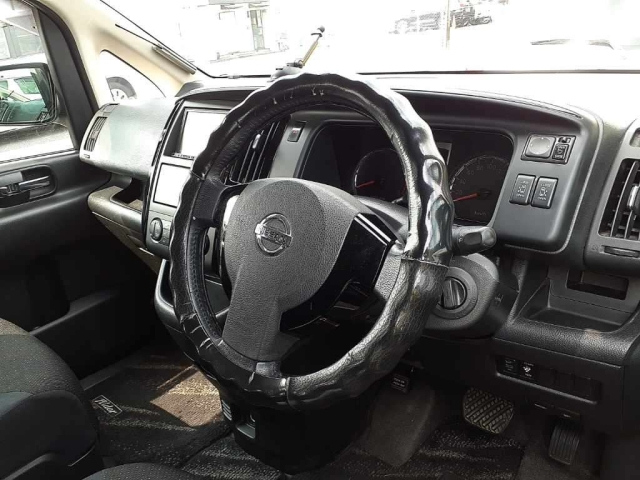 NISSAN SERENA 2010