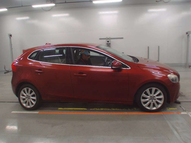 VOLVO V40 2014
